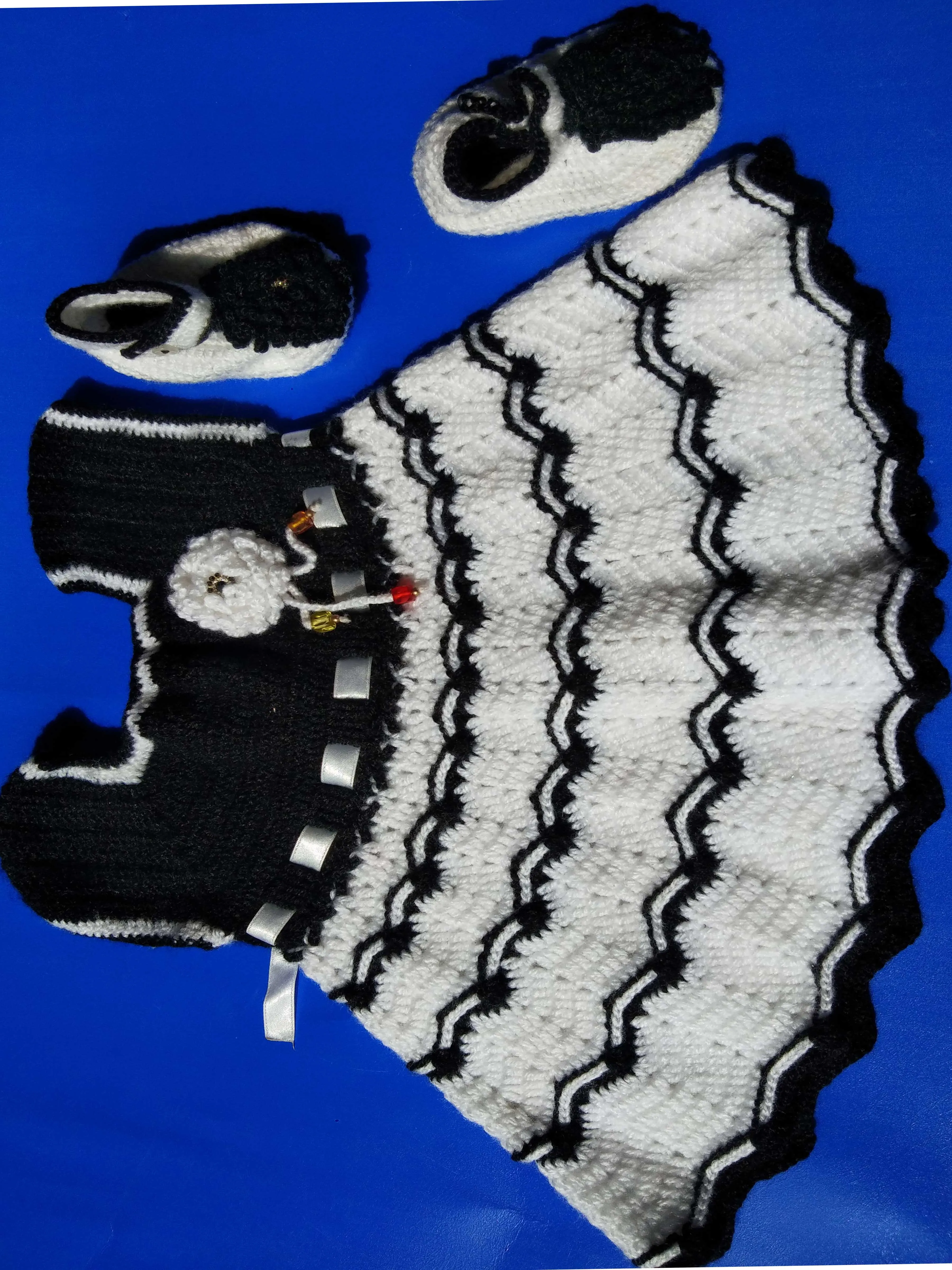 Graminarts Handmade Wonnie Sleveless Frock With Booties & Hair Band- White & Black