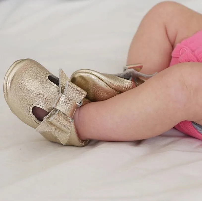 T-strap baby shoes with bow